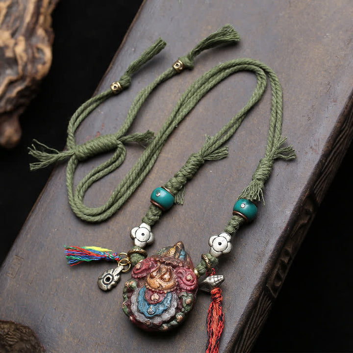 Buddha Stones Collier pendentif tibétain à pompon sculpté et peint, orné d'un tsa-tsa. - Environ 48,5 × 38,0 × 21,5 mm - image 0