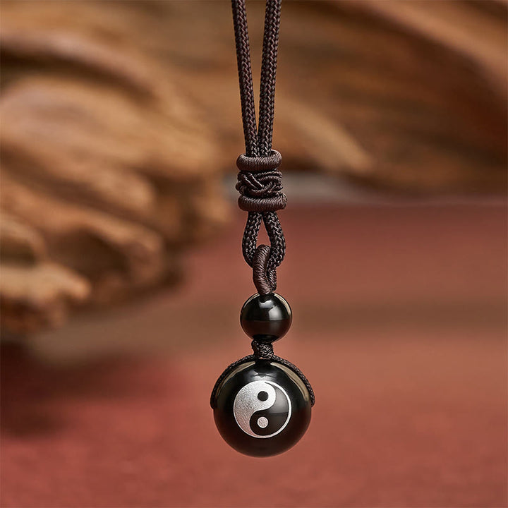 Buddha Stones Pendentif Yin Yang de purification en obsidienne noire sculptée, symbole de purification. - Motif Yin Yang argenté - 26,8 po / 68 cm - image 0