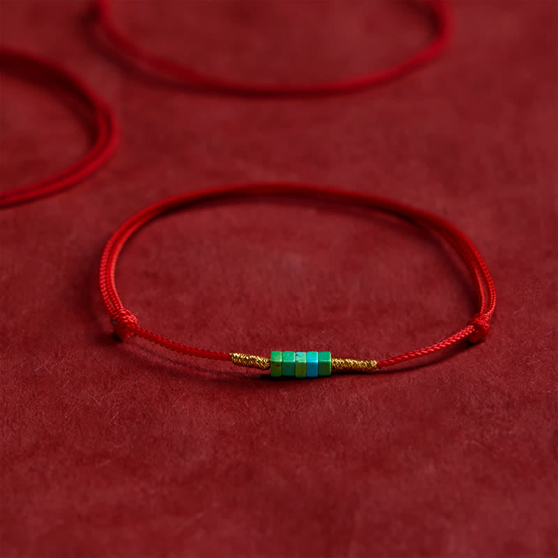 Buddha Stones Bracelet de protection en perles carrées turquoise ultra-fines et corde rouge - Turquoise (Tour de poignet : 15–18 cm) - image 0