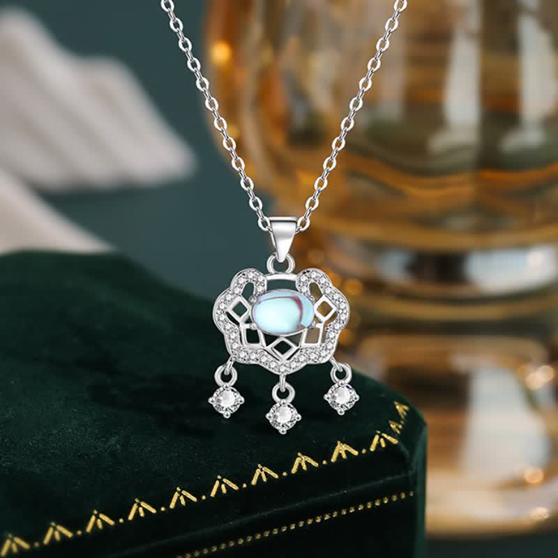 Buddha Stones Collier avec pendentif cadenas chinois en pierre de lune et symbole de paix, symbole de nouveaux départs - Pierre de lune (Lueur variable – subtile à intense) - image 0