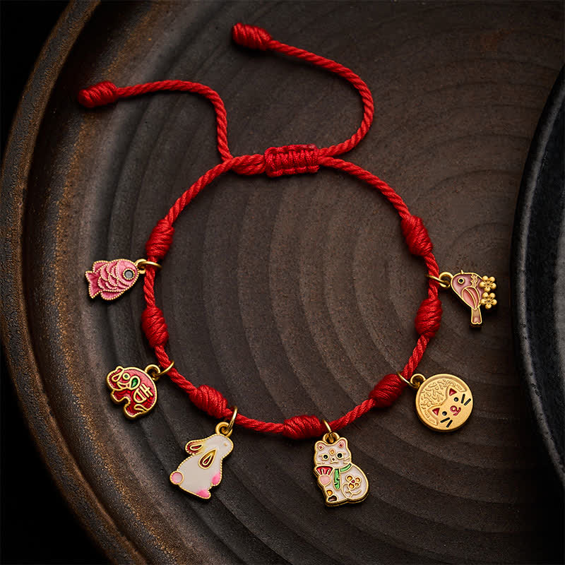 Buddha Stones Bracelet porte-bonheur fait main en corde rouge à sept nœuds, avec motifs de carpes koï, éléphants, lapins, chats et pies violettes. - Rouge (Tour de poignet : 15–19 cm) - image 0