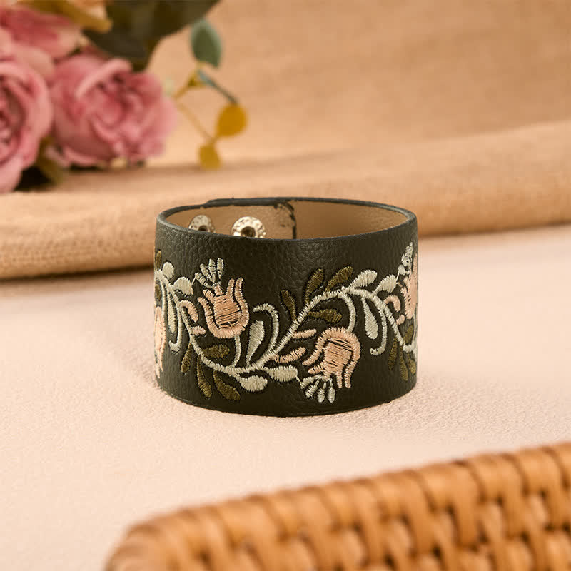 Buddha Stones Bracelet de protection en cuir tressé à la main avec boucle en forme de vigne de fleurs blanches et de vigne. - Motif floral (Tour de poignet : env. 15 à 17 cm) - image 0