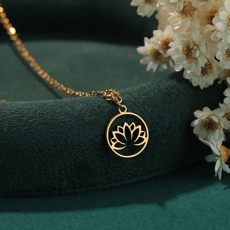Buddha Stones Collier de protection et d'illumination en acier titane avec lotus ajouré rond - Or - image 3