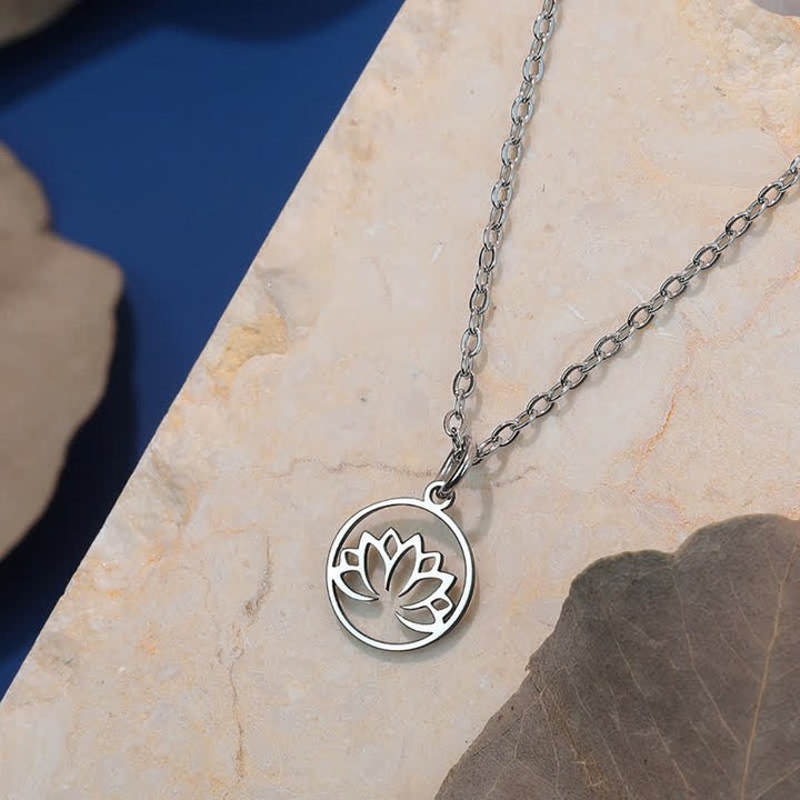 Buddha Stones Collier de protection et d'illumination en acier titane avec lotus ajouré rond - image 1