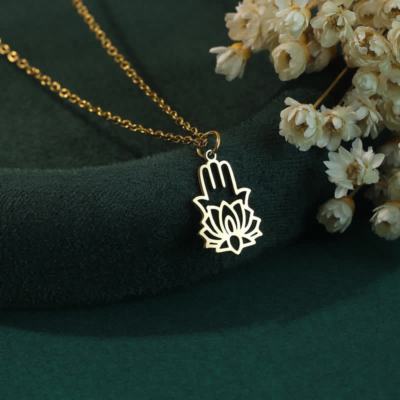 Buddha Stones Collier de protection en acier titane avec lotus et main Hamsa - Or - image 3