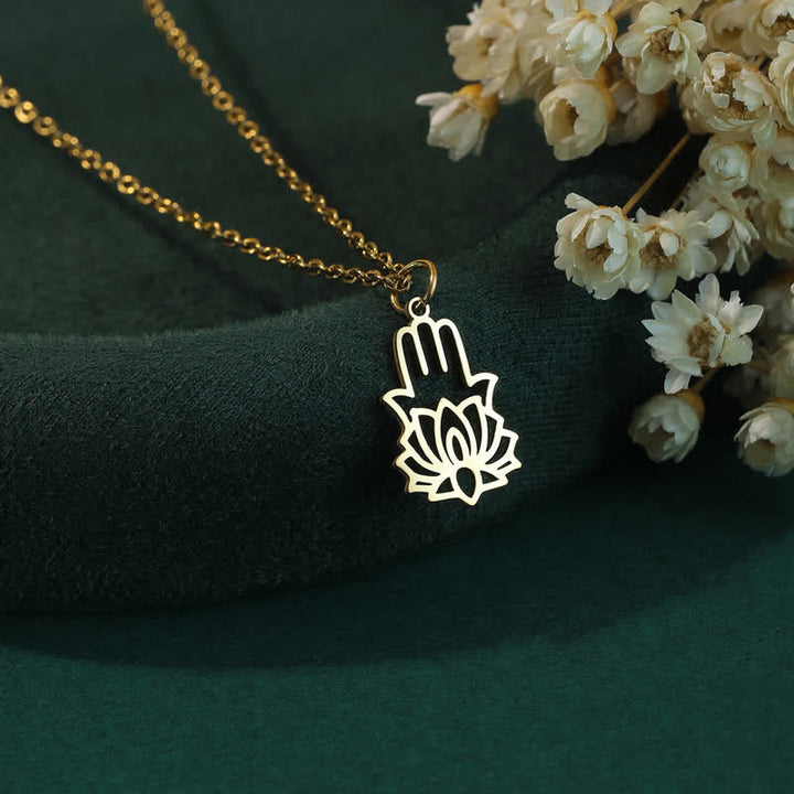Buddha Stones Collier de protection en acier titane avec lotus et main Hamsa - Or - image 3
