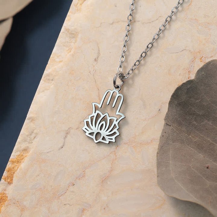 Buddha Stones Collier de protection en acier titane avec lotus et main Hamsa - image 1