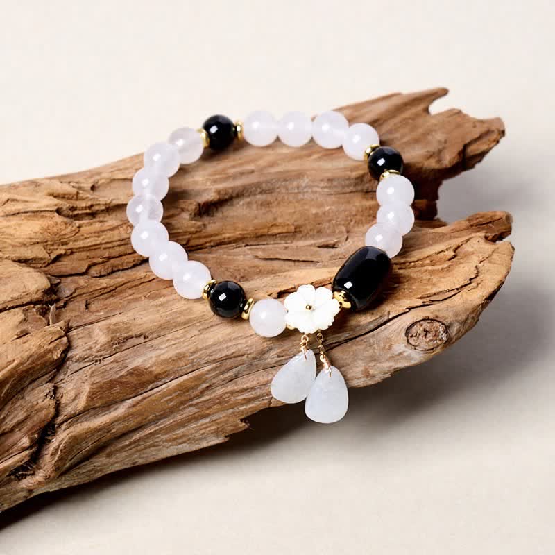 Buddha Stones Bracelet élégant en calcédoine blanche et agate noire avec pendentif floral - Onyx noir (Protection ♥ Fortune) - image 0