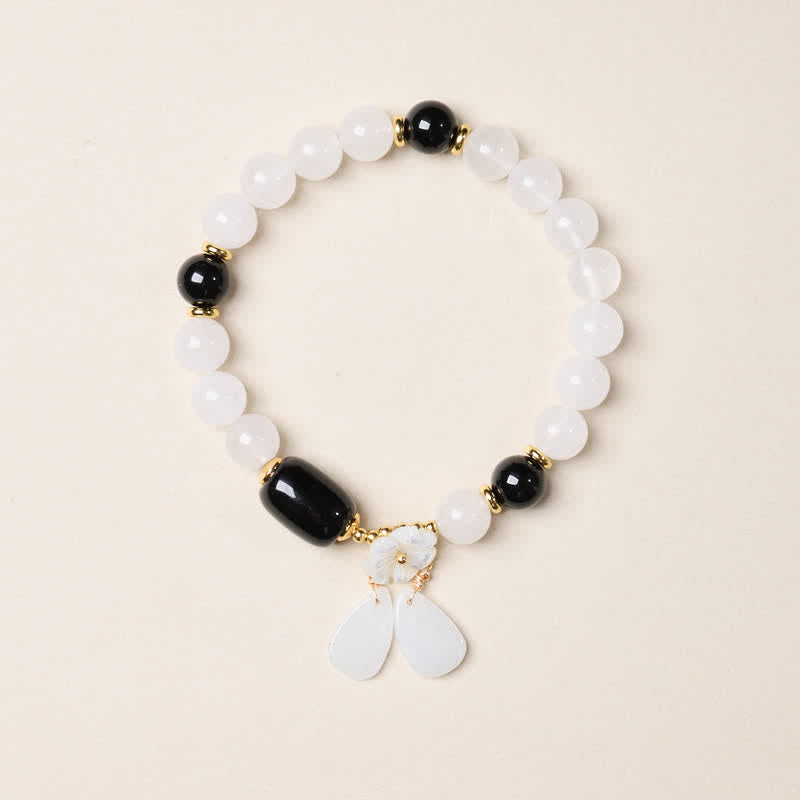 Buddha Stones Bracelet élégant en calcédoine blanche et agate noire avec pendentif floral - image 1