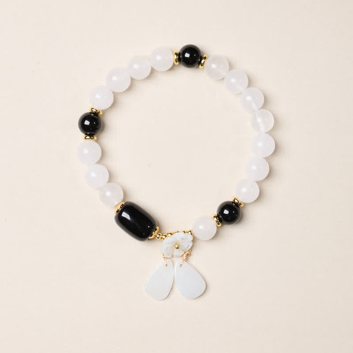 Buddha Stones Bracelet élégant en calcédoine blanche et agate noire avec pendentif floral - image 1