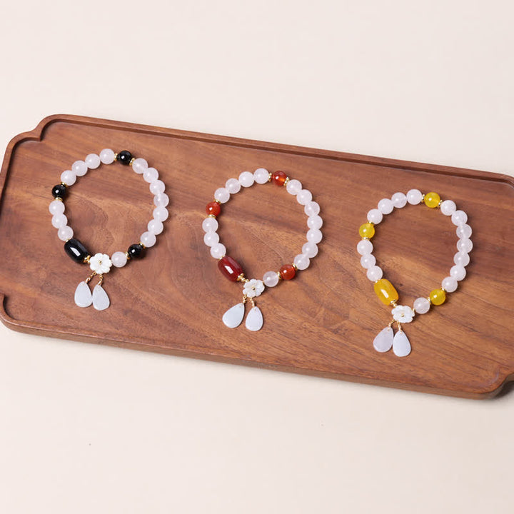 Buddha Stones Bracelet élégant en calcédoine blanche et agate noire avec pendentif floral - image 13