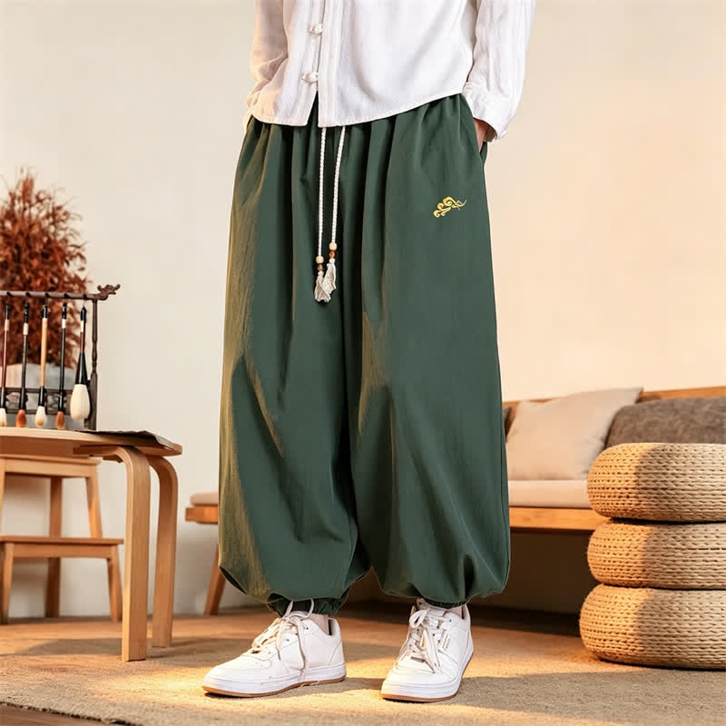 Buddha Stones Pantalon harem homme décontracté d'automne, minimaliste, à cordon de serrage, broderie unie, style nuage, avec poches - Vert foncé - US/UK/AU46，EU56 (5XL) - image 0