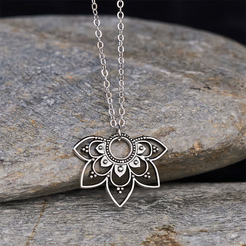 Buddha Stones Collier pendentif Mandala Lotus Focus à pétales ajourés superposés - image 3