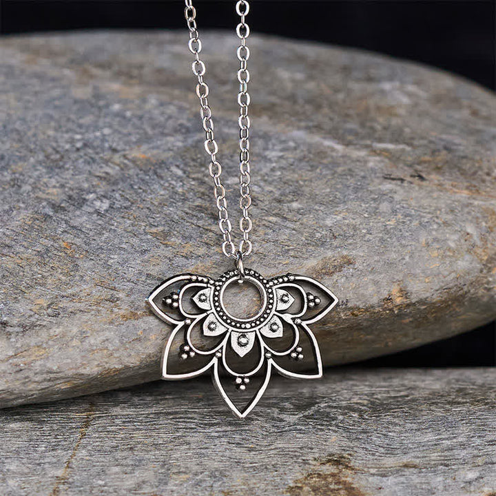 Buddha Stones Collier pendentif Mandala Lotus Focus à pétales ajourés superposés - image 3