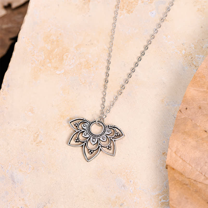 Buddha Stones Collier pendentif Mandala Lotus Focus à pétales ajourés superposés - image 1