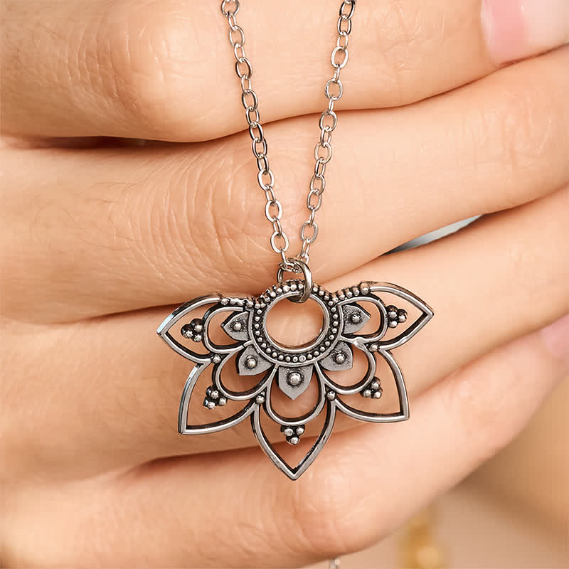 Buddha Stones Collier pendentif Mandala Lotus Focus à pétales ajourés superposés - image 4