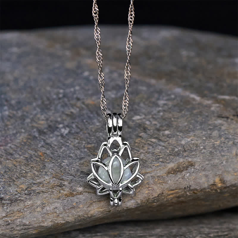 Buddha Stones Collier pendentif lotus ajouré en acier titane et pierre de lune - image 4