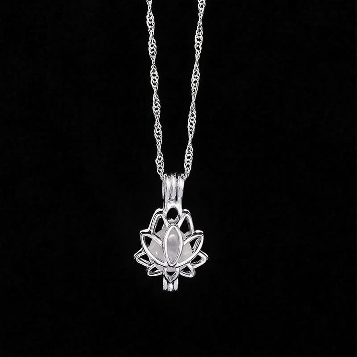 Buddha Stones Collier pendentif lotus ajouré en acier titane et pierre de lune - Pierre de lune (Amour ♥ Calme) - image 0