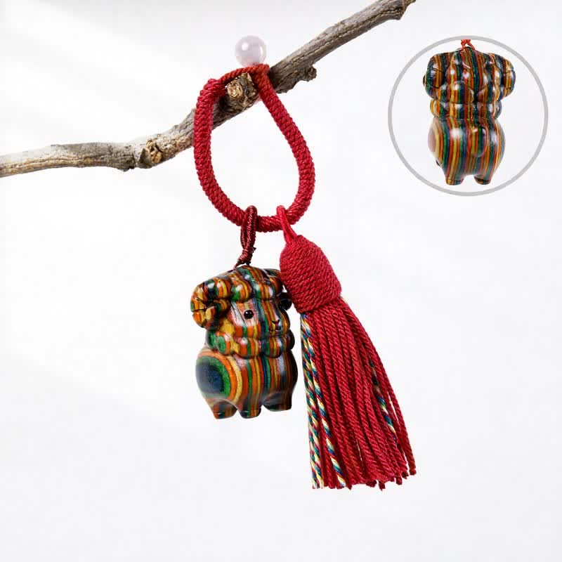 Buddha Stones Porte-clés à pompon en bois de santal vert sculpté à la main, motif chèvre arc-en-ciel et eucalyptus - Eucalyptus arc-en-ciel - Rouge - image 7
