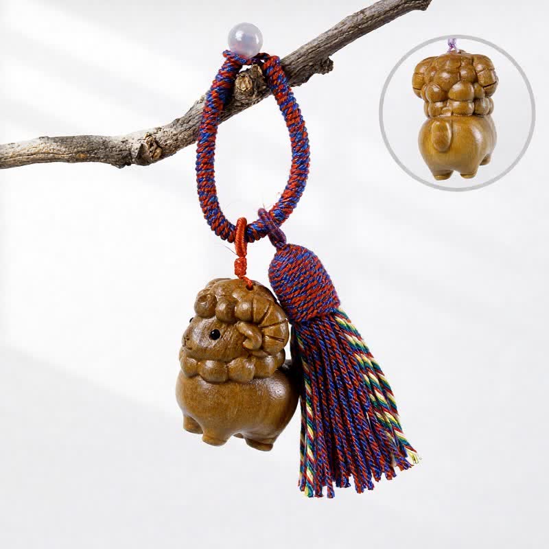 Buddha Stones Porte-clés à pompon en bois de santal vert sculpté à la main, motif chèvre arc-en-ciel et eucalyptus - Bois de santal vert - Bleu Rouge - image 3