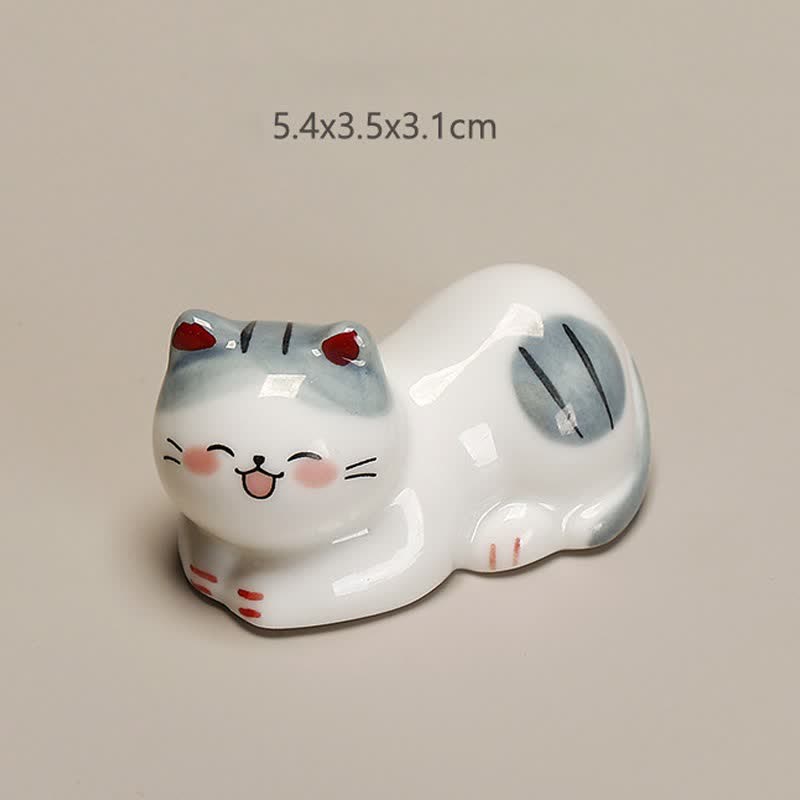Buddha Stones Petit porte-baguettes de table en céramique en forme de chat porte-bonheur - Chat couché sur le côté gauche. Dimensions approximatives : 5,4 × 3,5 × 3,1 cm - image 1