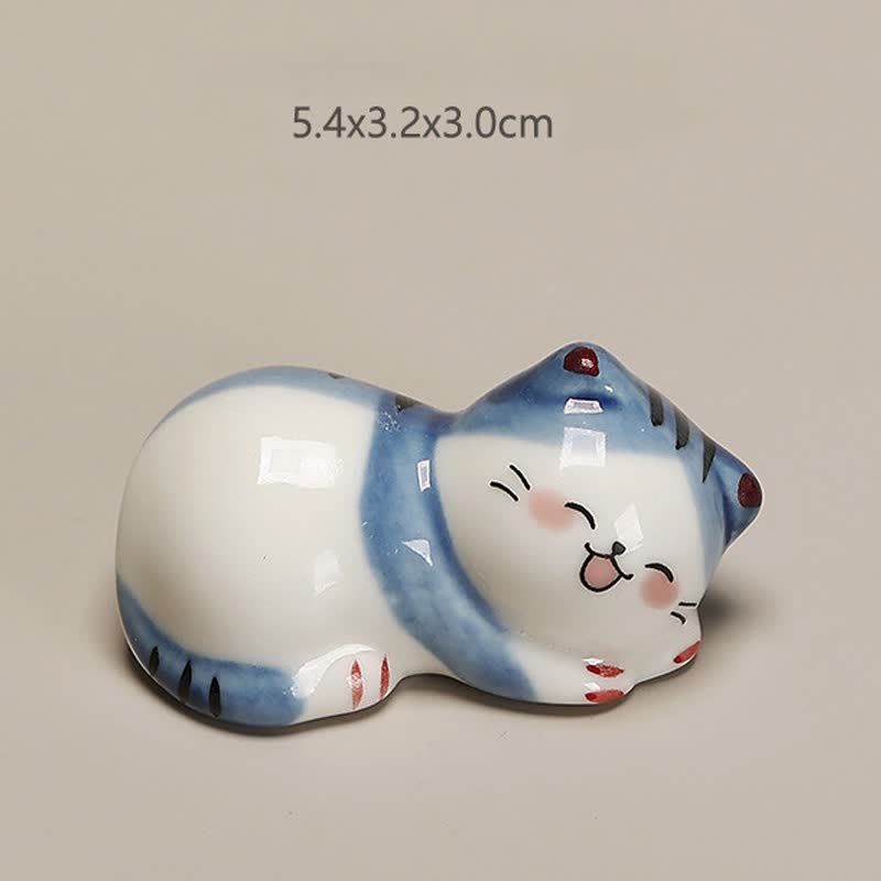 Buddha Stones Petit porte-baguettes de table en céramique en forme de chat porte-bonheur - Chat couché sur son côté droit. Dimensions approximatives : 5,4 × 3,2 × 3,0 cm - image 3