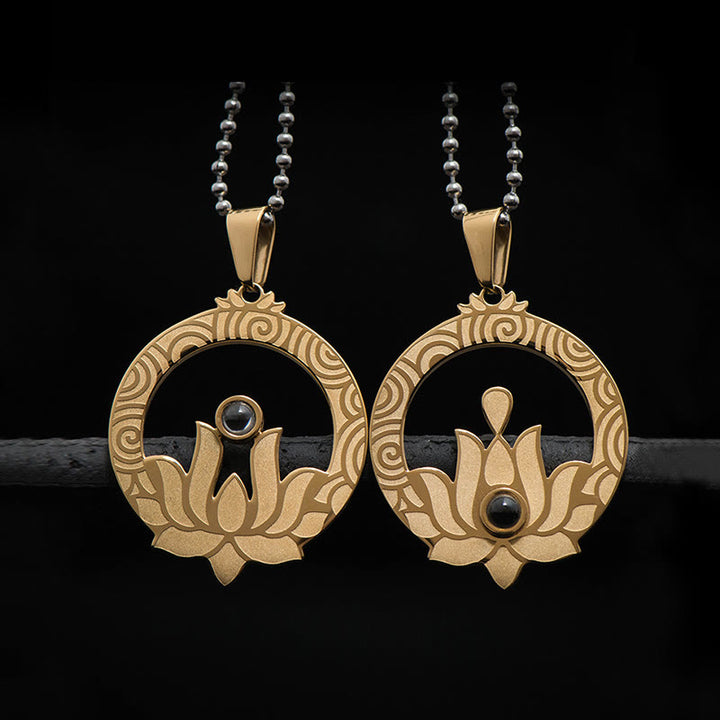 Collier pendentif mantra Shurangama avec projection d'illumination en acier titane et pierres de Buddha Stones Lotus