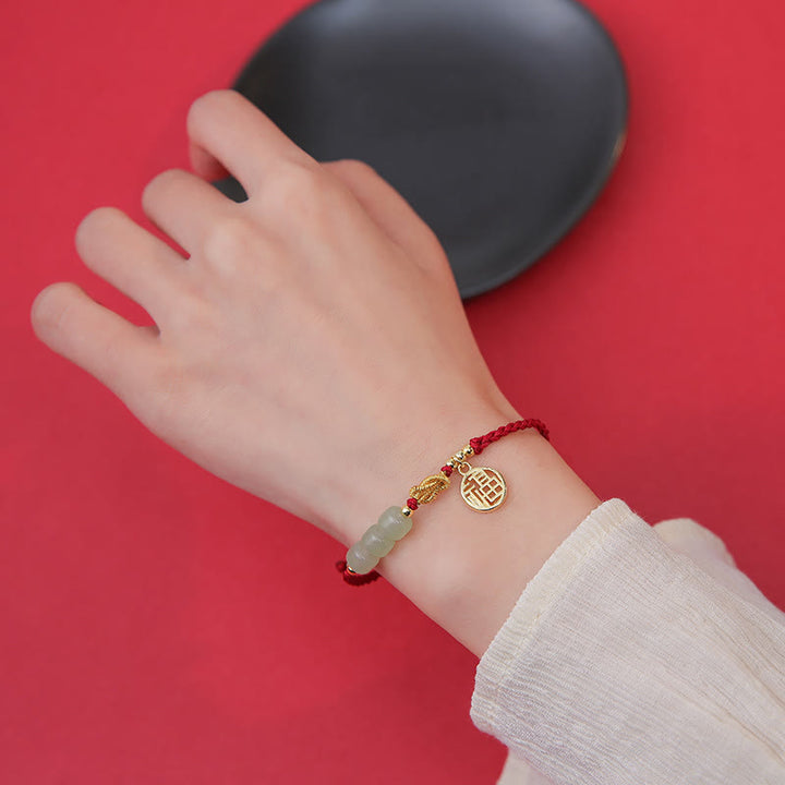 Bracelet porte-bonheur en corde rouge avec perles de jade fabriquées à la main par Buddha Stones