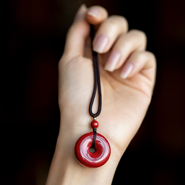 Collier avec pendentif en pierre de cinabre et boucle de paix en Buddha Stones