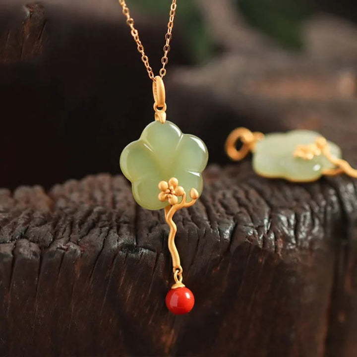 Collier pendentif de prospérité en jade et agate rouge vintage en fleur de prunier