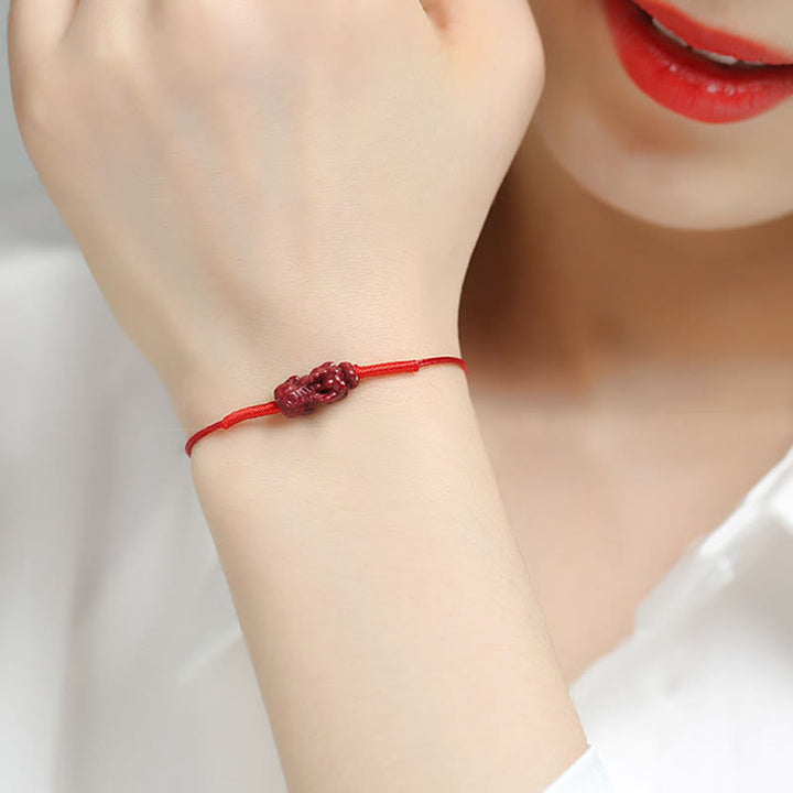 Bracelet tressé fait main en Buddha Stones avec fleur de prunier et trèfle à quatre feuilles PiXiu Lotus Koi Fish Cinabre Blessing