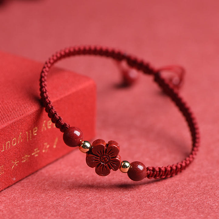 Bracelet en fil rouge avec trèfle à quatre feuilles et fleur à cinq pétales en cinabre et bénédiction de Buddha Stones