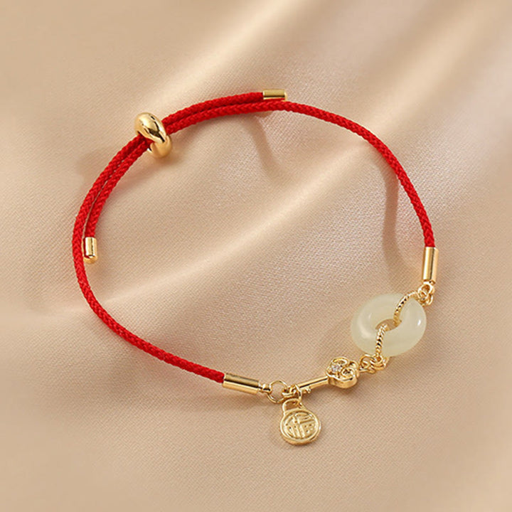 Bracelet en corde rouge avec boucle de paix en jade Hetian plaqué or 18 carats et Buddha Stones