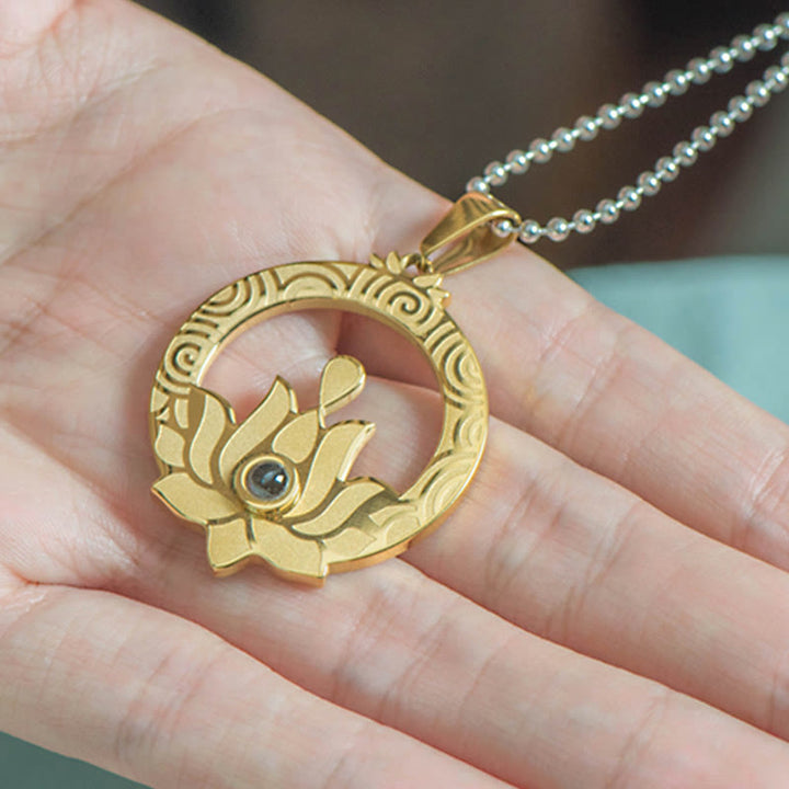 Collier pendentif mantra Shurangama avec projection d'illumination en acier titane et pierres de Buddha Stones Lotus