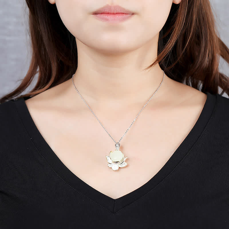 Collier de bonheur en fleur de lotus en jade blanc - image 3