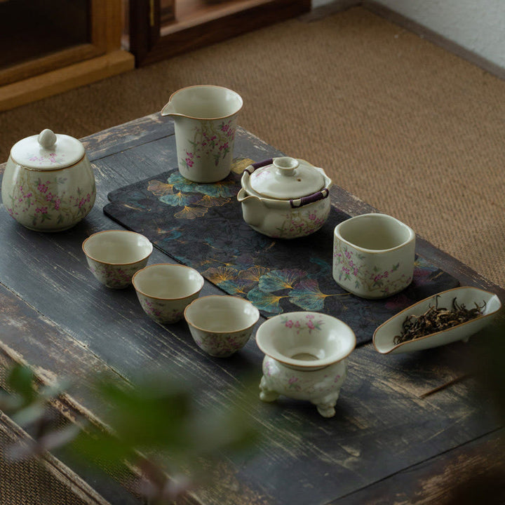 Tasse à thé en céramique avec Buddha Stones et fleurs de pêcher et marguerites
