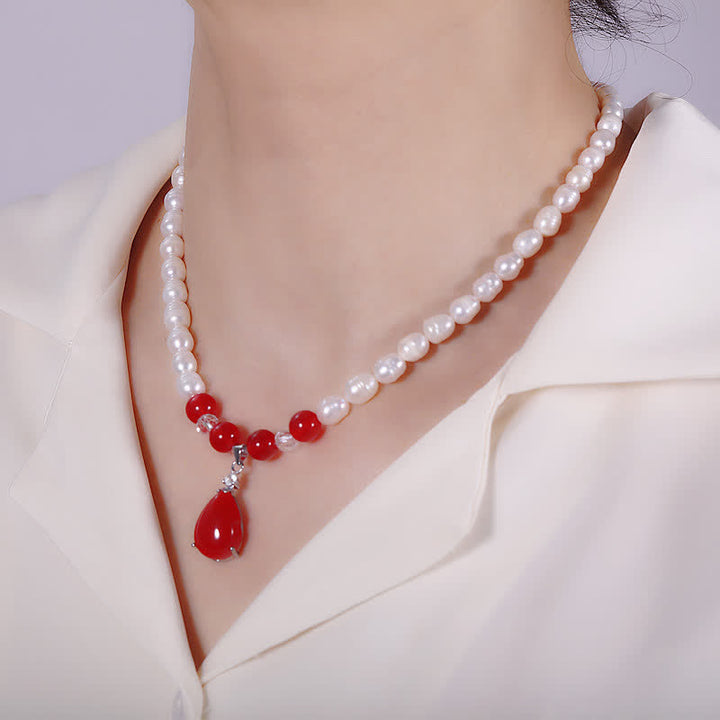 Collier avec pendentif en forme de goutte d'eau et de paix calme