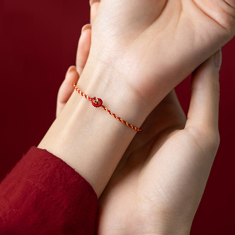 Bracelet porte-bonheur tressé en corde rouge fait main en plaqué or 14 carats avec nœud King Kong de Buddha Stones