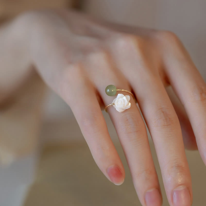 Bague de bénédiction en Buddha Stones de Tridacna plaquée or 14 carats avec fleur de rose et perle de jade