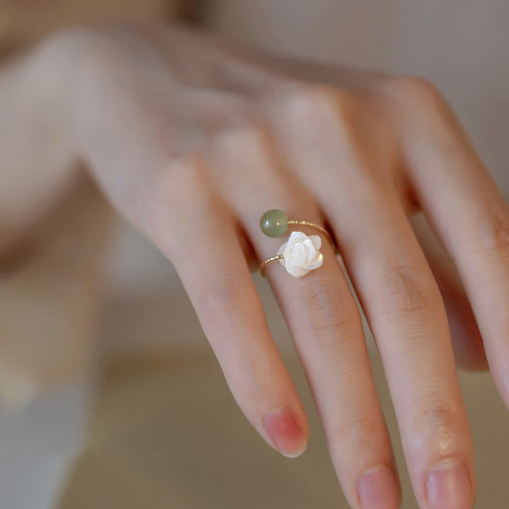Bague de bénédiction en Buddha Stones de Tridacna plaquée or 14 carats avec fleur de rose et perle de jade