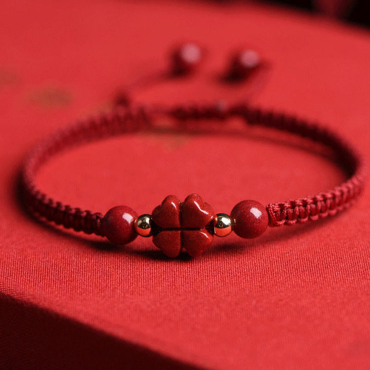 Bracelet en fil rouge avec trèfle à quatre feuilles et fleur à cinq pétales en cinabre et bénédiction de Buddha Stones