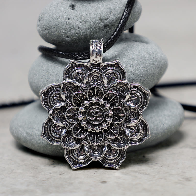 Collier pendentif tibétain avec bénédiction du lotus et Buddha Stones