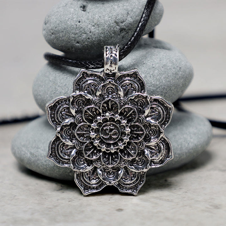 Collier pendentif tibétain avec bénédiction du lotus et Buddha Stones