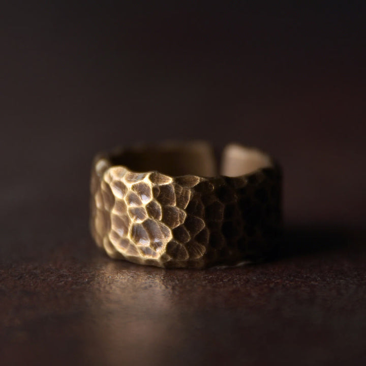 Bague porte-bonheur tibétaine en laiton et cuivre avec motif texturé bosselé