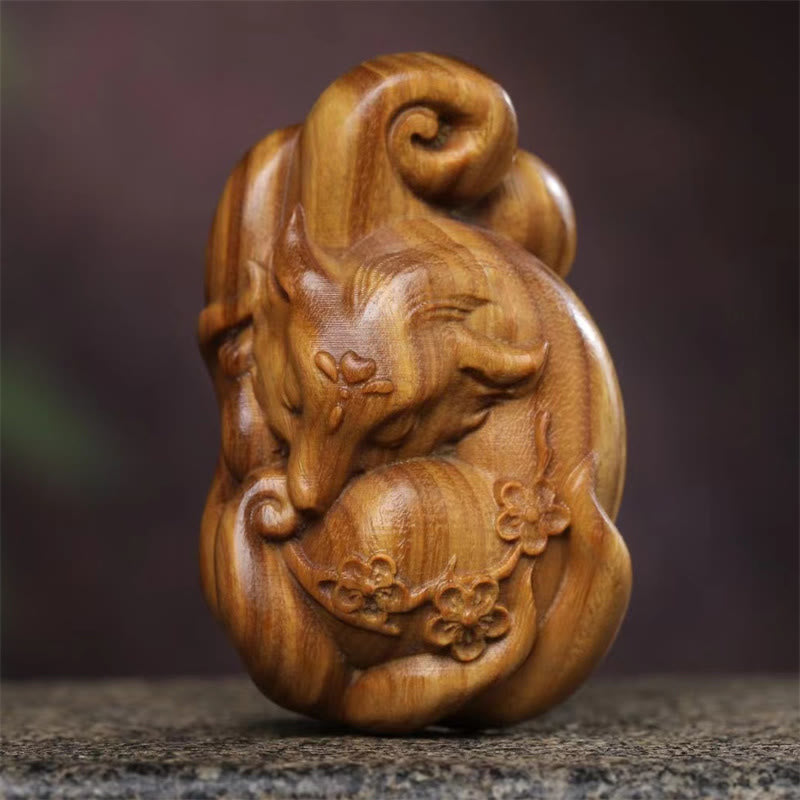Buddha Stones Mini Renard à Neuf Queues Vert Bois de Santal Décoration de la Paix Décoration à Suspendre pour Voiture - Grand renard à neuf queues en bois de santal vert, 6,8 x 4,1 x 2,9 cm - image 0