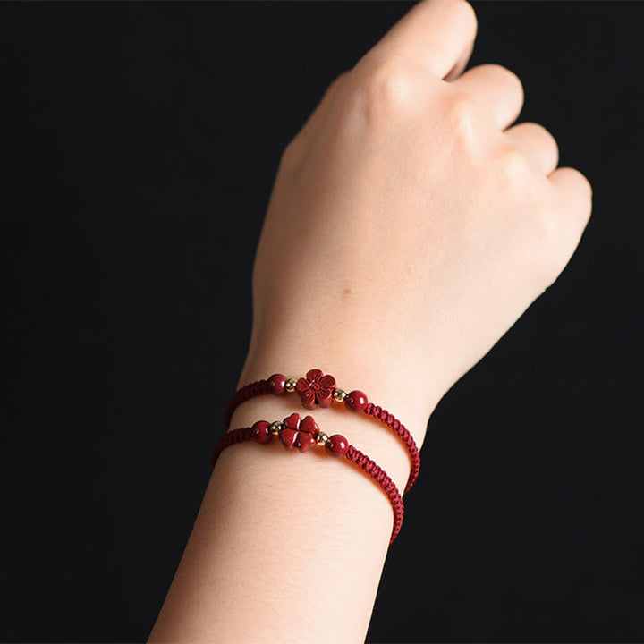 Bracelet en fil rouge avec trèfle à quatre feuilles et fleur à cinq pétales en cinabre et bénédiction de Buddha Stones