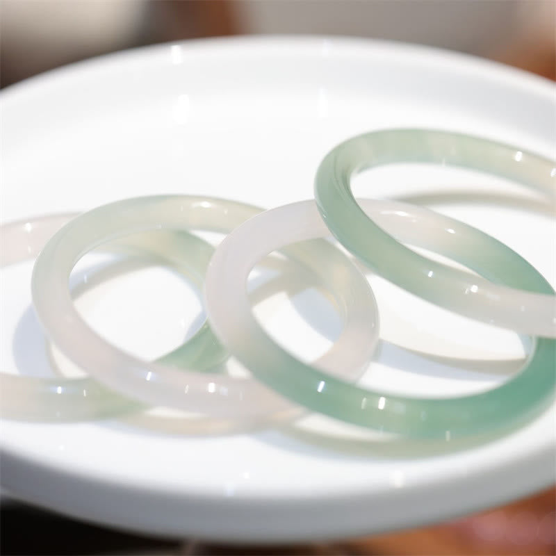 Bracelet manchette positif en agate calcédoine blanche et verte naturelle de Buddha Stones