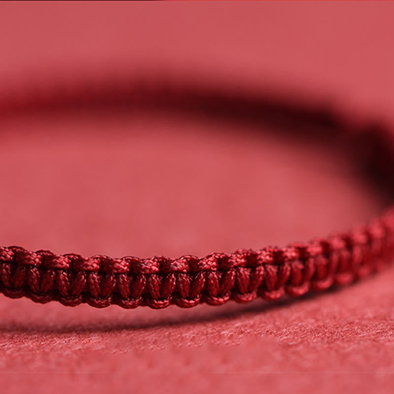 Bracelet en fil rouge avec trèfle à quatre feuilles et fleur à cinq pétales en cinabre et bénédiction de Buddha Stones