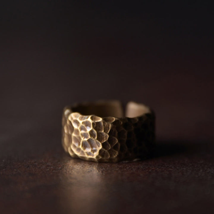 Bague porte-bonheur tibétaine en laiton et cuivre avec motif texturé bosselé