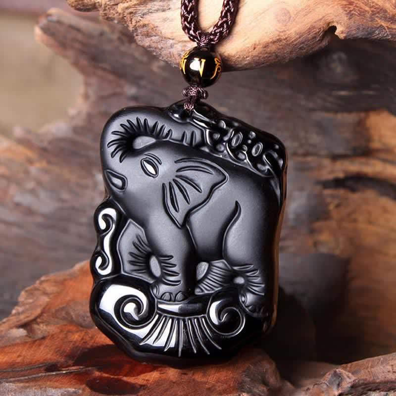 Collier avec pendentif en obsidienne noire et protection d'éléphant